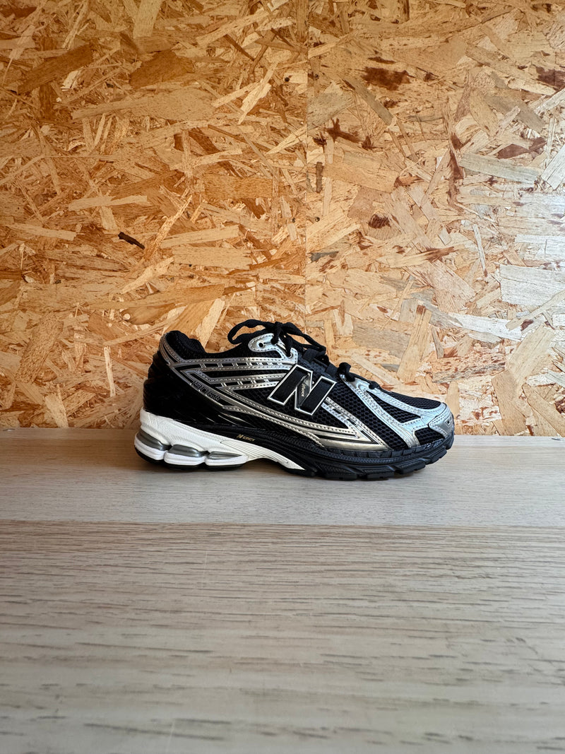 NEW BALANCE 1906R