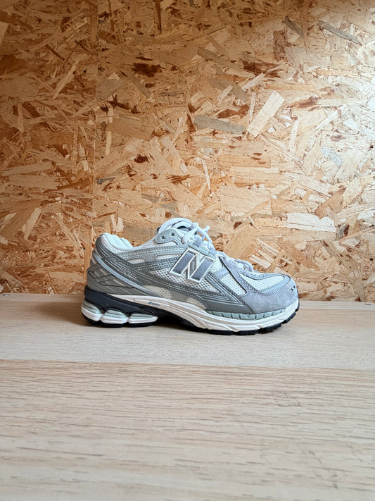NEW BALANCE 1906R