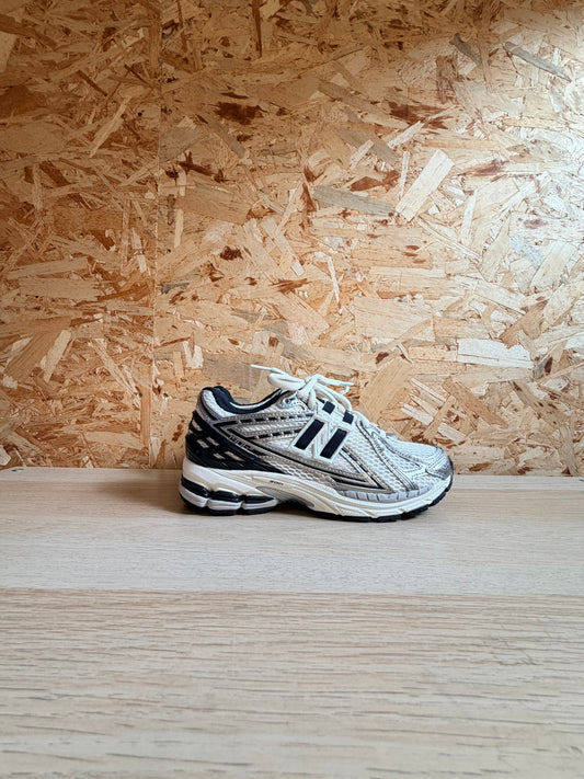 NEW BALANCE 1906R